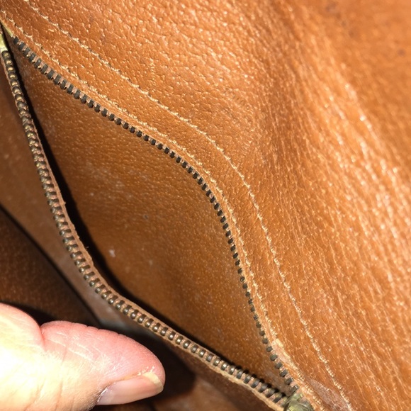 Super cute ☺️ Monogram CROSSBODY bag - Picture 12 of 14